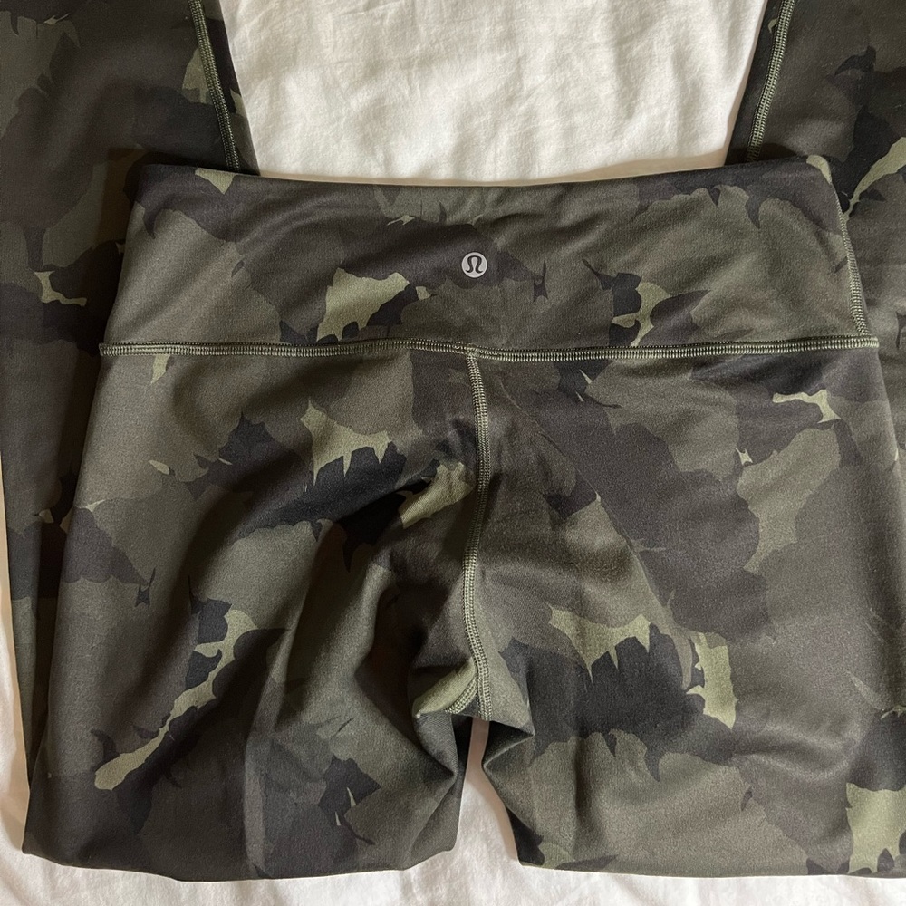 Lululemon camo wonder under leggings. Size 8. 28” length